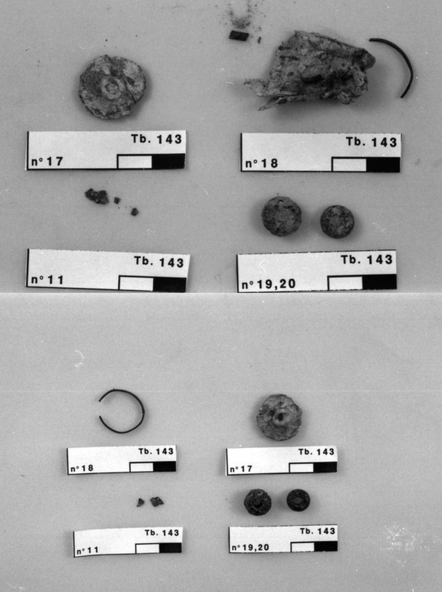 frammenti di laminetta in bronzo, dischetto a cappello in osso, anello digitale in argento, due vaghi di pasta vitrea prima del restauro